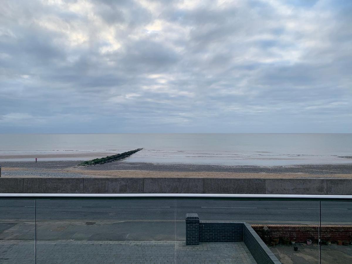 Beach View Apartment With Balcony And Sea View - Pet Friendly Cleveleys Exterior photo