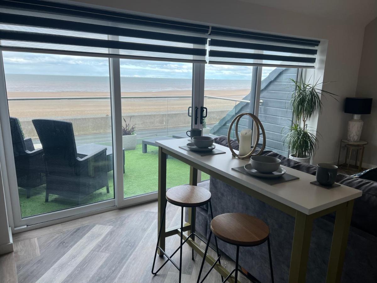 Beach View Apartment With Balcony And Sea View - Pet Friendly Cleveleys Exterior photo